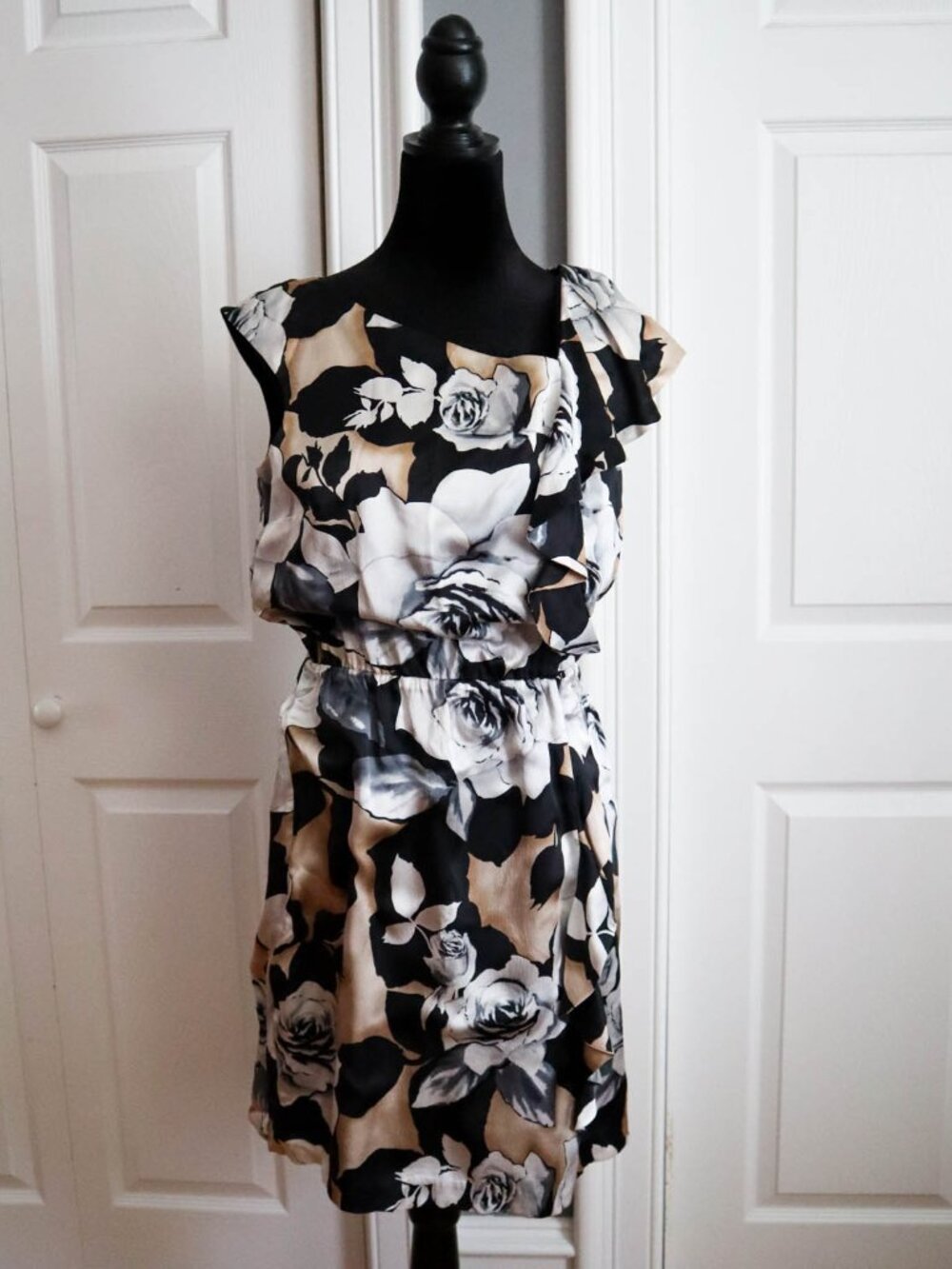 White House Black Market Floral Rose Silk Sheath Dress Sz 4 WHBM Ruffle Details
